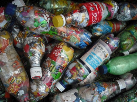 Basura Que Clasifica En Casa Reciclaje Hombre Que Pone La Botella