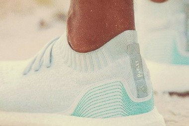 Se inventaron zapatillas que limpian el plástico de los océanos