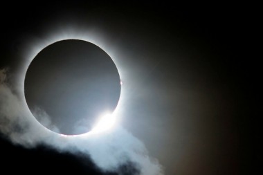 Este lunes vas a ver un eclipse solar que no va a suceder nunca más por que…
