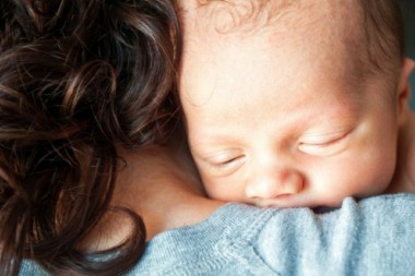 Piden voluntarios para abrazar a bebés recién nacidos, cuyas madres no pueden…