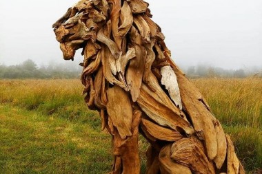 Él crea estas esculturas sustentables, por que sabe que “tocar madera” lo ayudará a conectar con…