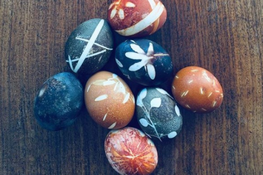 Unas Pascuas ecológicas… ¡tienen que incluir estos huevos teñidos naturalmente! 😃